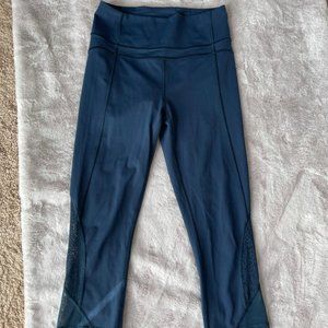 Lululemon blue crop leggings.